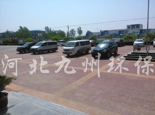 公司車(chē)輛一角（金杯接送員工上下班）